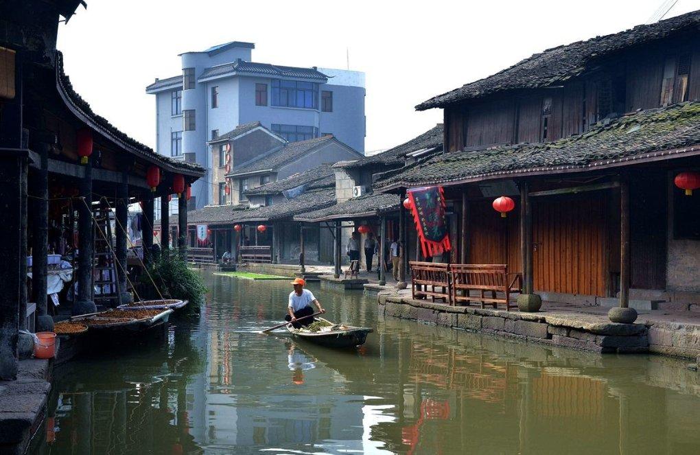 两名女兵加入八路军,旅长见到她们后勃然大怒:全部拉出去枪毙!